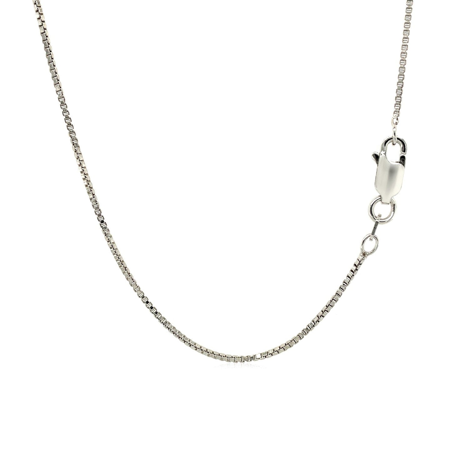 Colgante de plata de ley con un diseño de nudo de amor texturizado con surcos