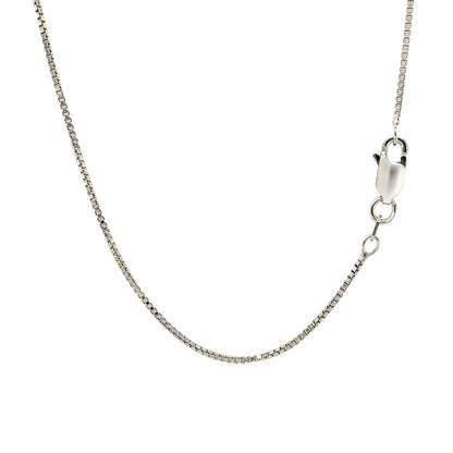 Colgante de plata de ley con un diseño de nudo de amor texturizado con surcos