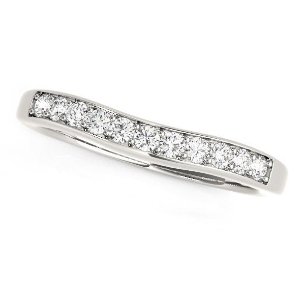 Alianza de boda de oro blanco de 14 quilates con diamantes curvos (1/4 quilates en total)