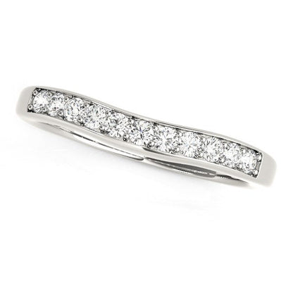 Alianza de boda de oro blanco de 14 quilates con diamantes curvos (1/4 quilates en total)