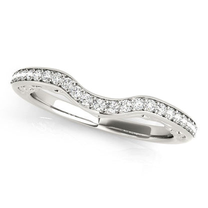 Anillo de boda curvo de oro blanco de 14 quilates con diamantes engastados en garras (1/6 quilates en total)