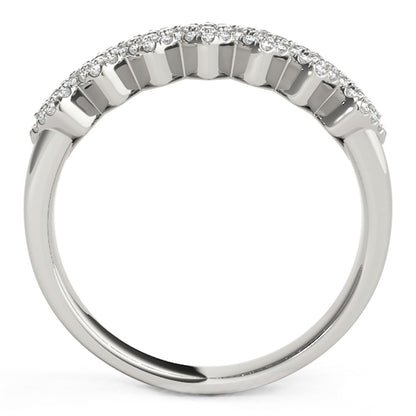 Anillo ancho con patrón multidiaogonal y diamantes en oro blanco de 14k (5/8 qt)