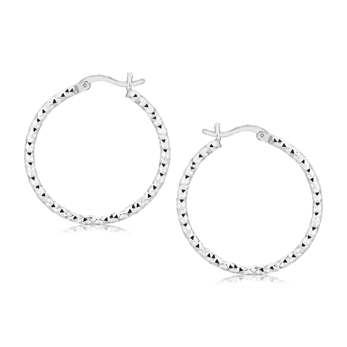 Aretes de aro con diseño facetado de plata de ley con baño de rodio