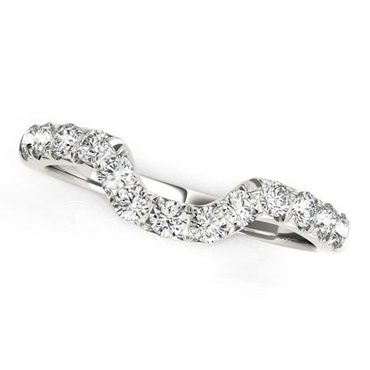 Anillo de boda de oro blanco de 14 quilates con diseño curvo y diamantes pavé (1/6 quilates en total)