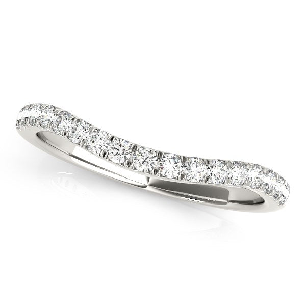Anillo de boda curvo de oro blanco de 14k con diamantes redondos engastados en pavé (1/4 quilate total)
