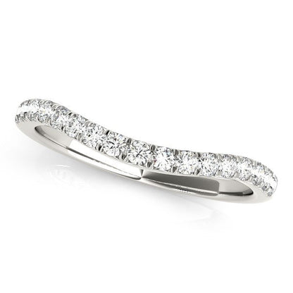 Anillo de boda curvo de oro blanco de 14k con diamantes redondos engastados en pavé (1/4 quilate total)