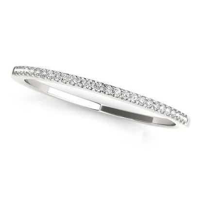 Anillo de boda fino redondo de oro blanco de 14k con pavé (1/10 quilates en total)