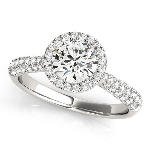 Anillo de compromiso con halo de diamantes en oro blanco de 14k y banda pavé (1 1/3 cttw)