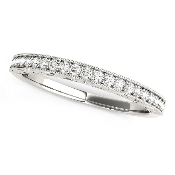 Alianza de boda redonda de oro blanco de 14 quilates con borde milgrain y diamantes (1/6 quilates en total)