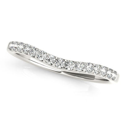 Anillo de boda curvo de oro blanco de 14 quilates con diamantes redondos y pavé (1/4 quilate en total)