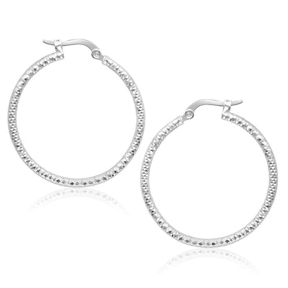 Pendientes de aro redondos con textura de tubo de oro blanco de 14k