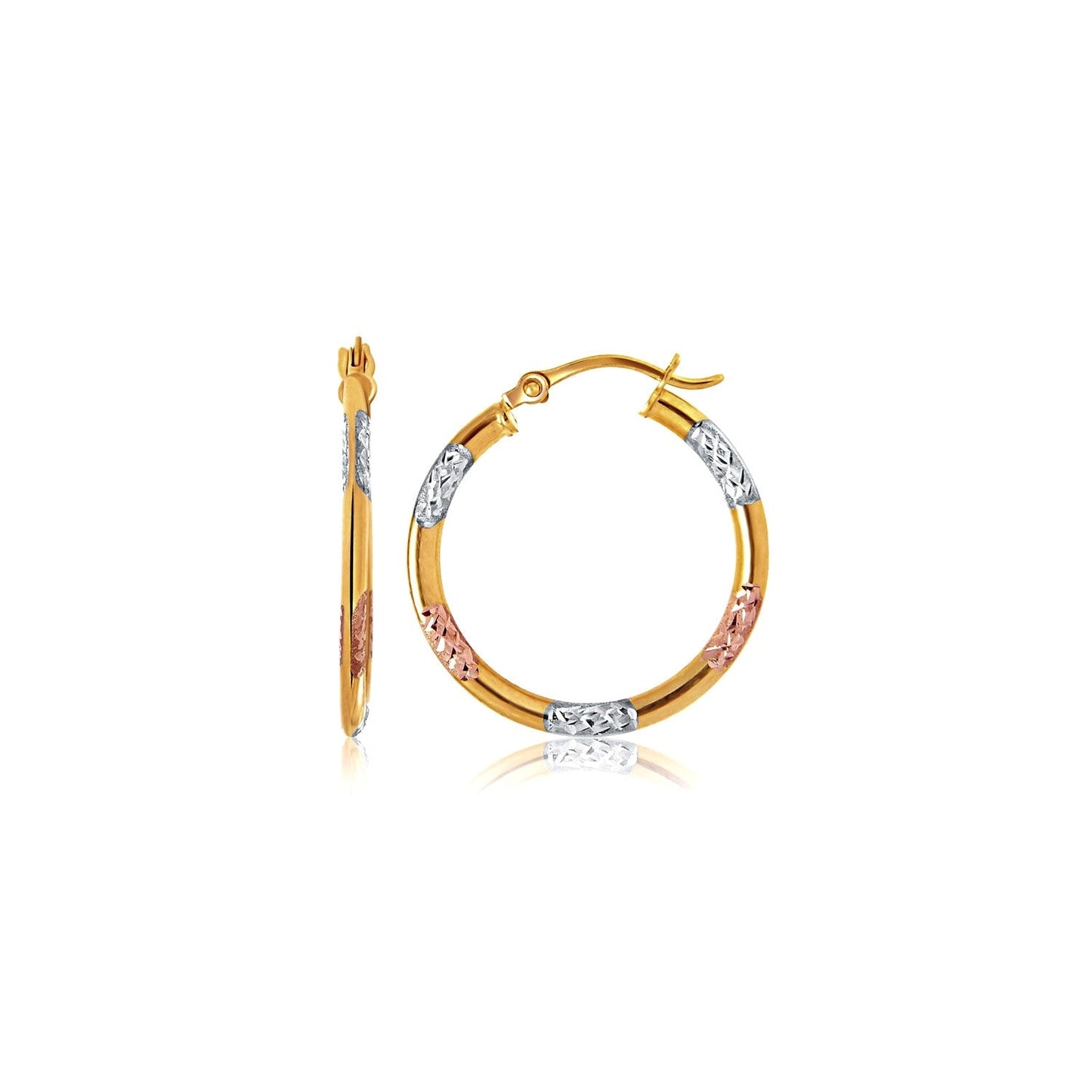 Pendientes de aro clásicos de oro tricolor de 10k con detalles de corte de diamante