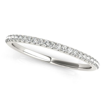 Alianza de boda de oro blanco de 14 quilates con diamantes redondos pavé (1/8 quilates en total)