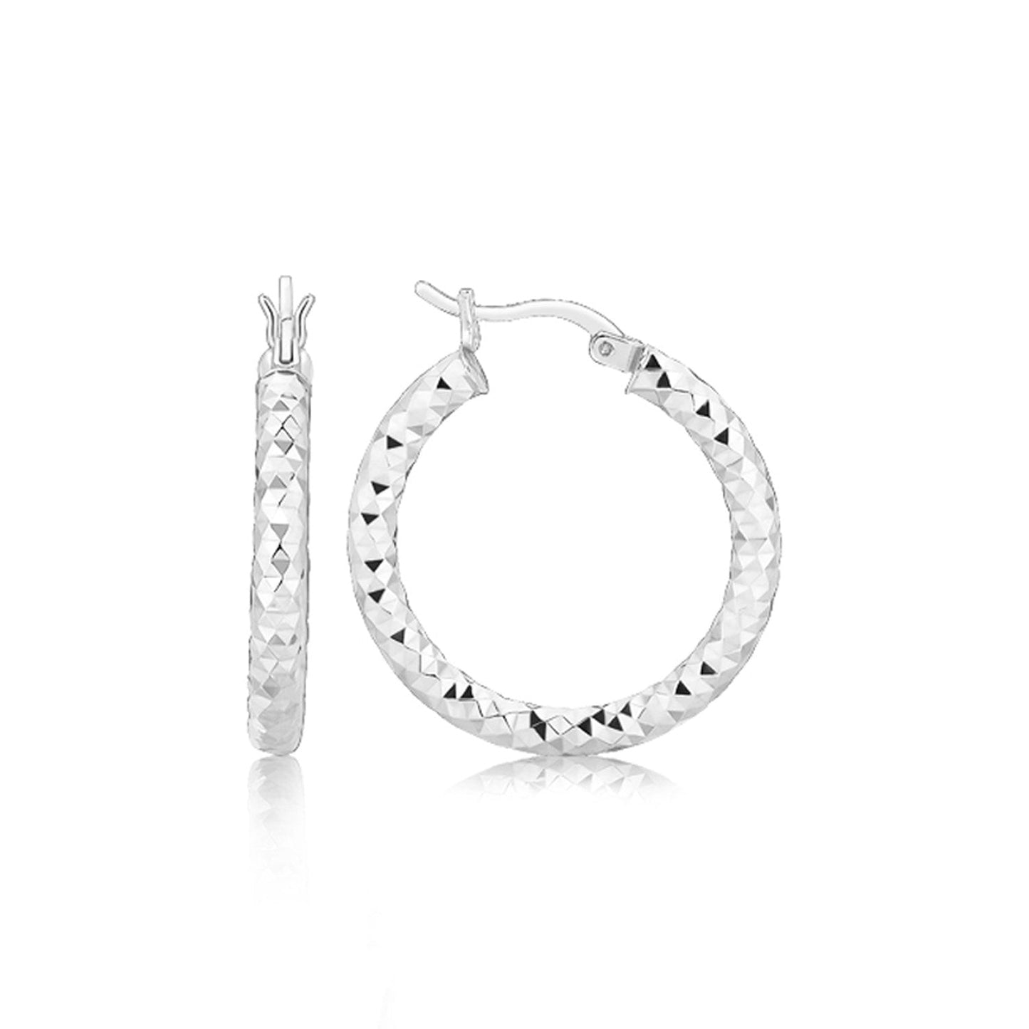 Pendientes de aro de plata esterlina con facetas y acabado de rodio