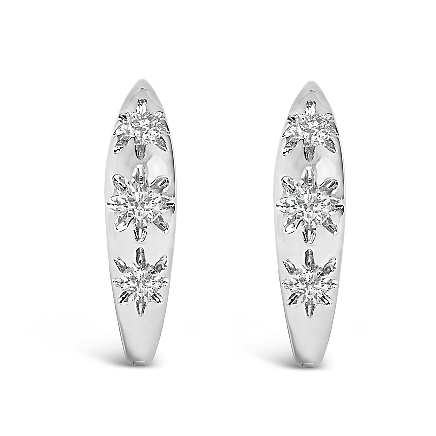 Pendientes de aro tipo Huggie de oro blanco de 10K con tres diamantes cultivados en laboratorio de 1/5 Cttw