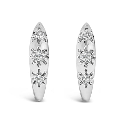 Pendientes de aro tipo Huggie de oro blanco de 10K con tres diamantes cultivados en laboratorio de 1/5 Cttw