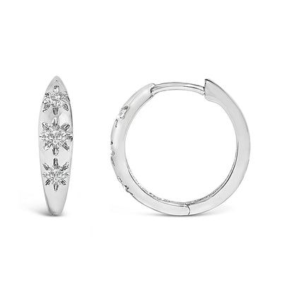 Pendientes de aro tipo Huggie de oro blanco de 10K con tres diamantes cultivados en laboratorio de 1/5 Cttw