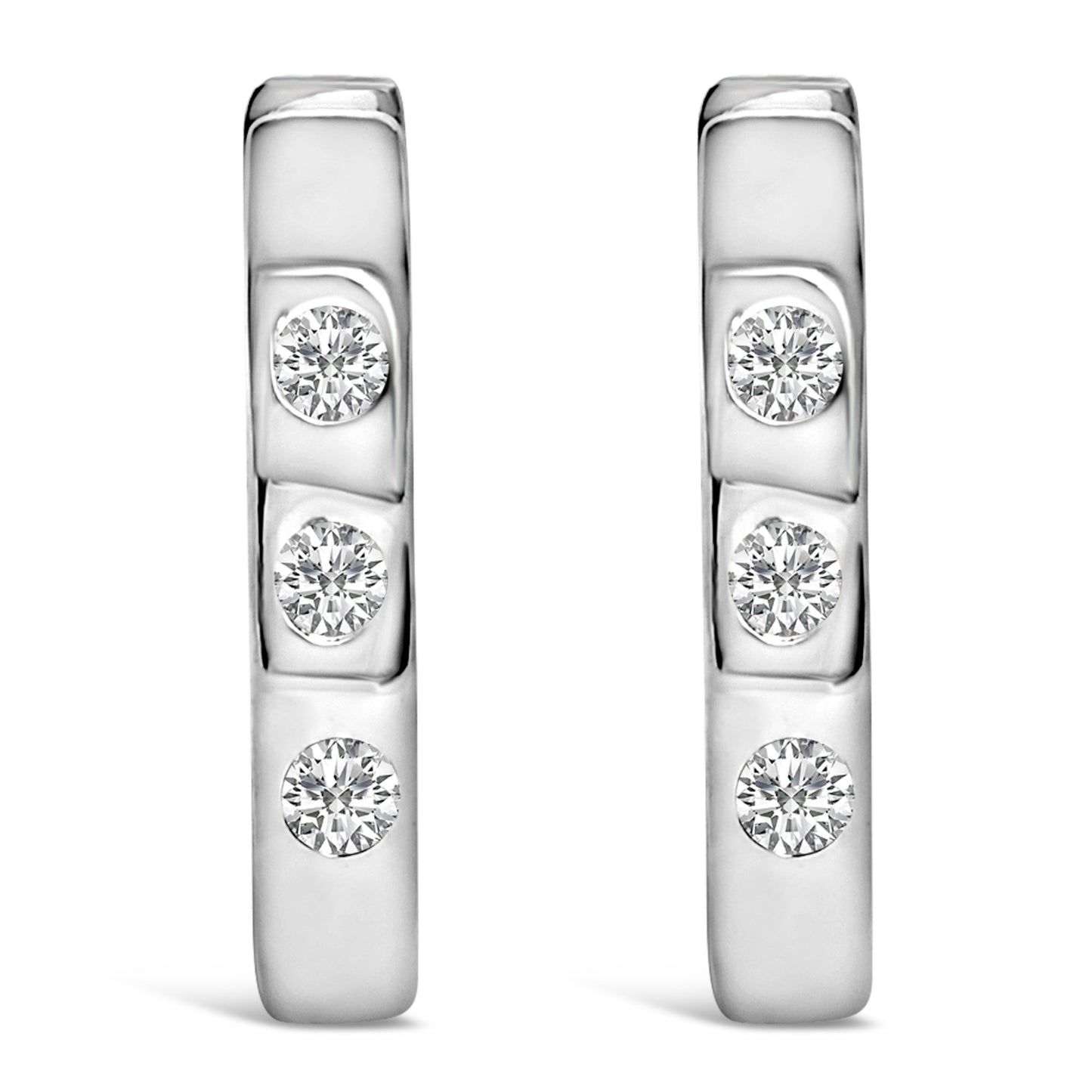 Pendientes de aro tipo Huggies Ovalados de Oro Blanco de 10K con Tres Piedras de Diamante Creado en Laboratorio de 1/10 Cttw