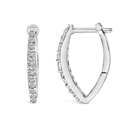 Pendientes Huggy con forma de corazón de oro blanco de 10K y diamantes creados en laboratorio de 1/4 Cttw
