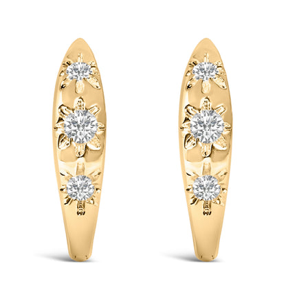Pendientes de aro tipo Huggie de oro blanco de 10K con tres diamantes cultivados en laboratorio de 1/5 Cttw