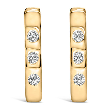 Pendientes de aro tipo Huggies Ovalados de Oro Blanco de 10K con Tres Piedras de Diamante Creado en Laboratorio de 1/10 Cttw