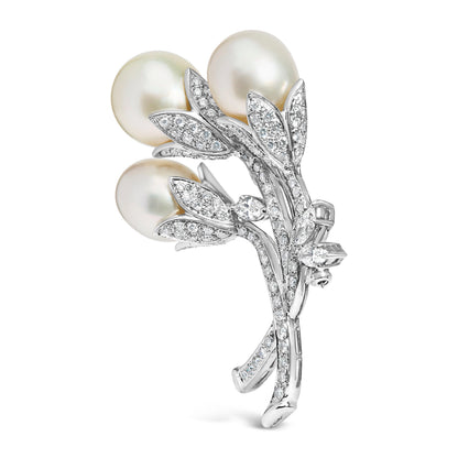 Broche con diseño floral de diamantes y perlas de los Mares del Sur, oro blanco de 18K y 2 1/5 Cttw (color G-H, claridad VS1-VS2)