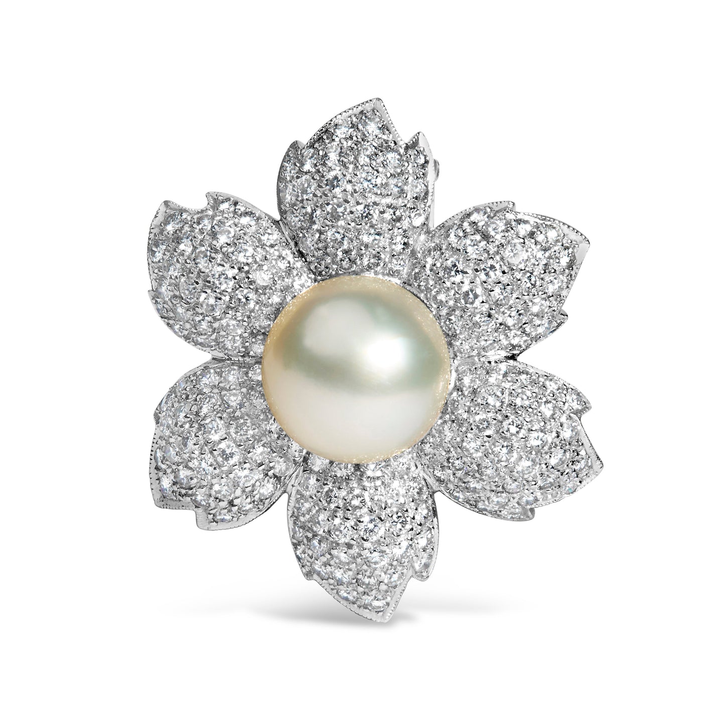 Broche con diseño floral de oro blanco de 18K con 2 3/4 Cttw de diamantes y perlas cultivadas de agua dulce de 12.5 MM (color G-H, claridad VS1-VS2)
