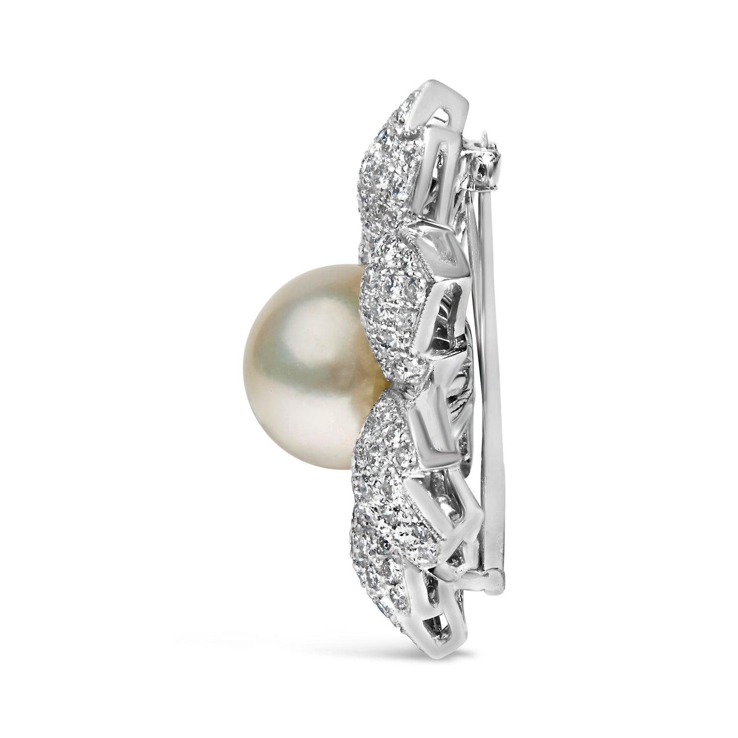 Broche con diseño floral de oro blanco de 18K con 2 3/4 Cttw de diamantes y perlas cultivadas de agua dulce de 12.5 MM (color G-H, claridad VS1-VS2)