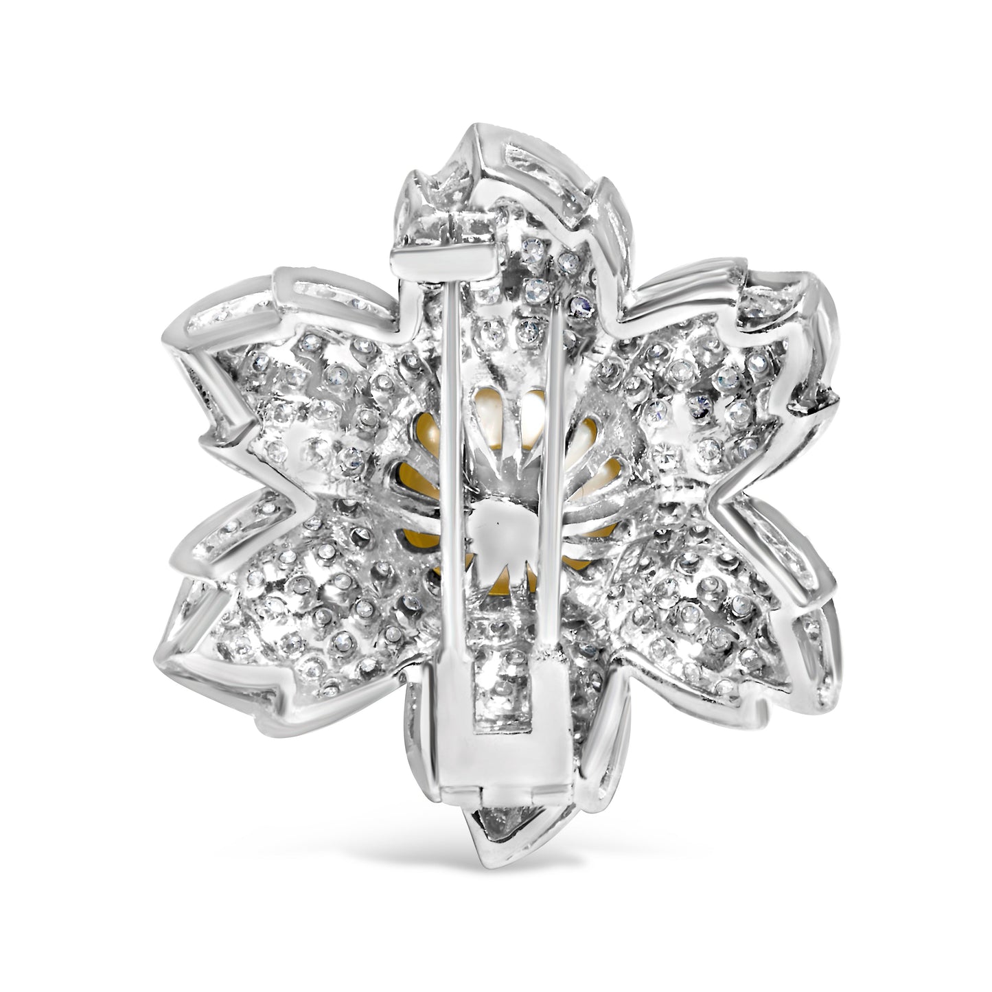 Broche con diseño floral de oro blanco de 18K con 2 3/4 Cttw de diamantes y perlas cultivadas de agua dulce de 12.5 MM (color G-H, claridad VS1-VS2)