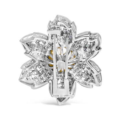 Broche con diseño floral de oro blanco de 18K con 2 3/4 Cttw de diamantes y perlas cultivadas de agua dulce de 12.5 MM (color G-H, claridad VS1-VS2)