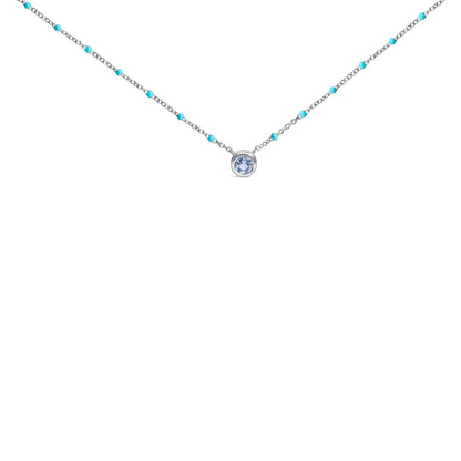 Collar de cadena con aguamarina celeste engastada en bisel de plata de ley y cuentas de esmalte
