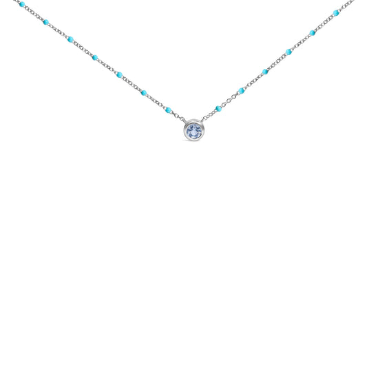 Collar de cadena con aguamarina celeste engastada en bisel de plata de ley y cuentas de esmalte