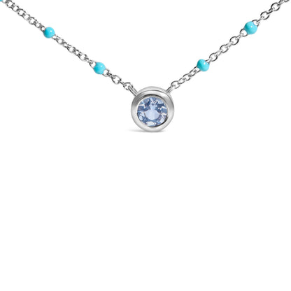 Collar de cadena con aguamarina celeste engastada en bisel de plata de ley y cuentas de esmalte