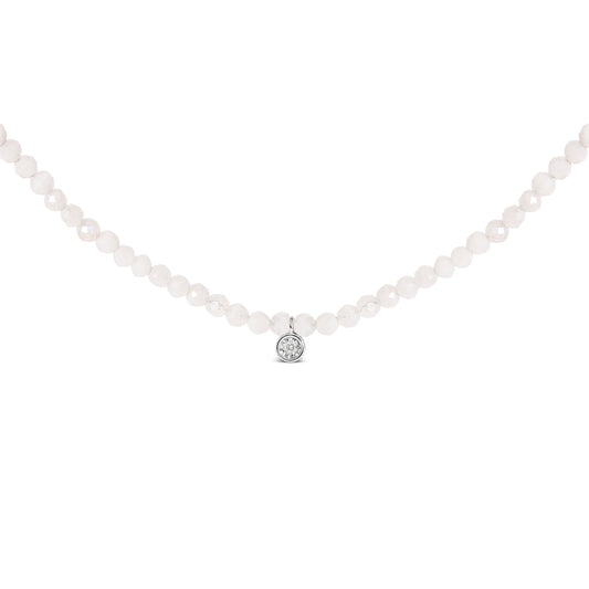 Gargantilla de plata de ley con cuentas de piedra lunar y acento de diamante