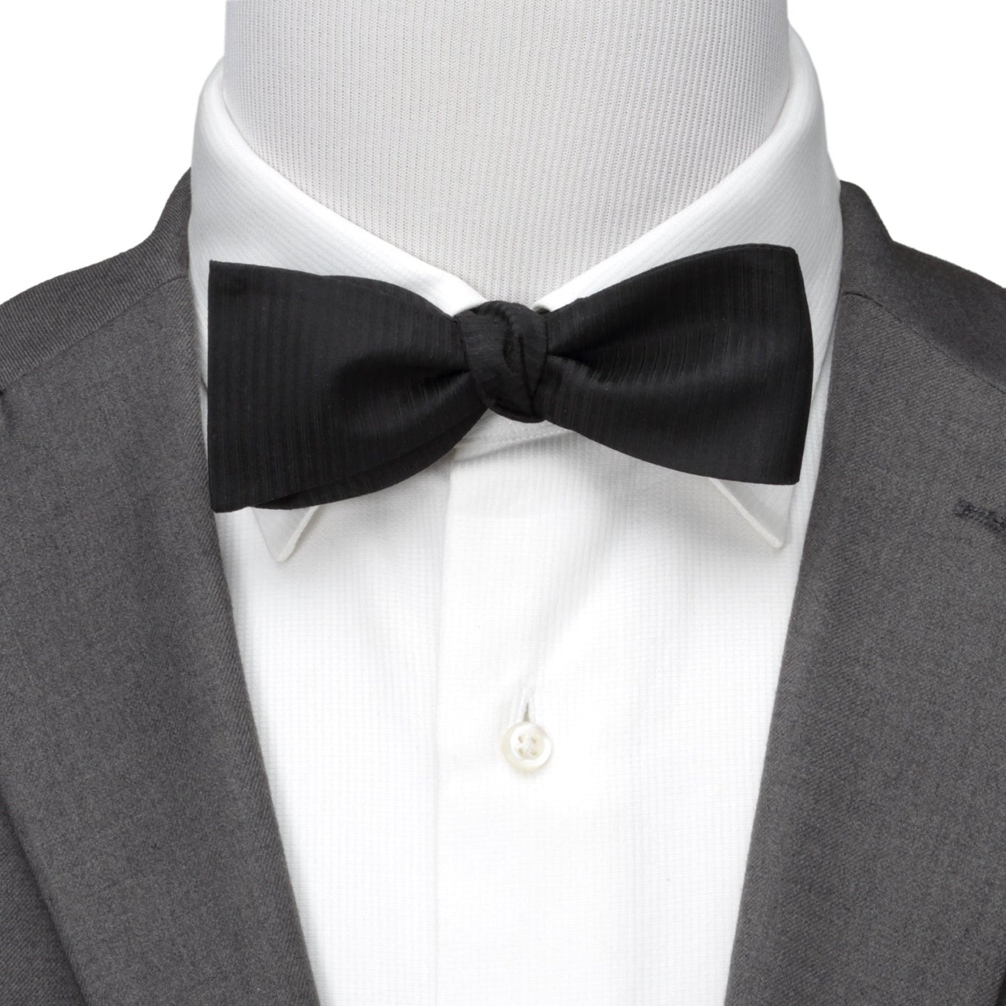 Corbata de moño de seda formal negra a rayas diplomáticas