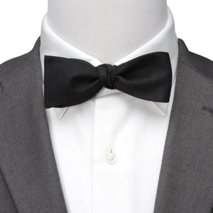 Corbata de moño de seda formal negra a rayas diplomáticas