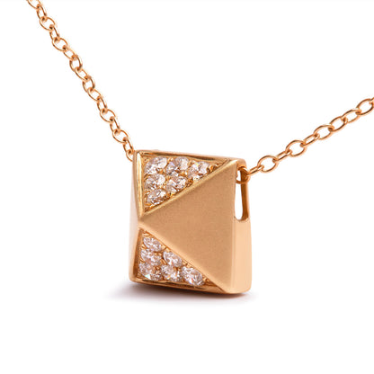 Collar con colgante de pirámide con acabado mate y diamantes de 1/4 Cttw de oro amarillo de 14K (Color G-H, Claridad SI1-SI2) - 18 pulgadas