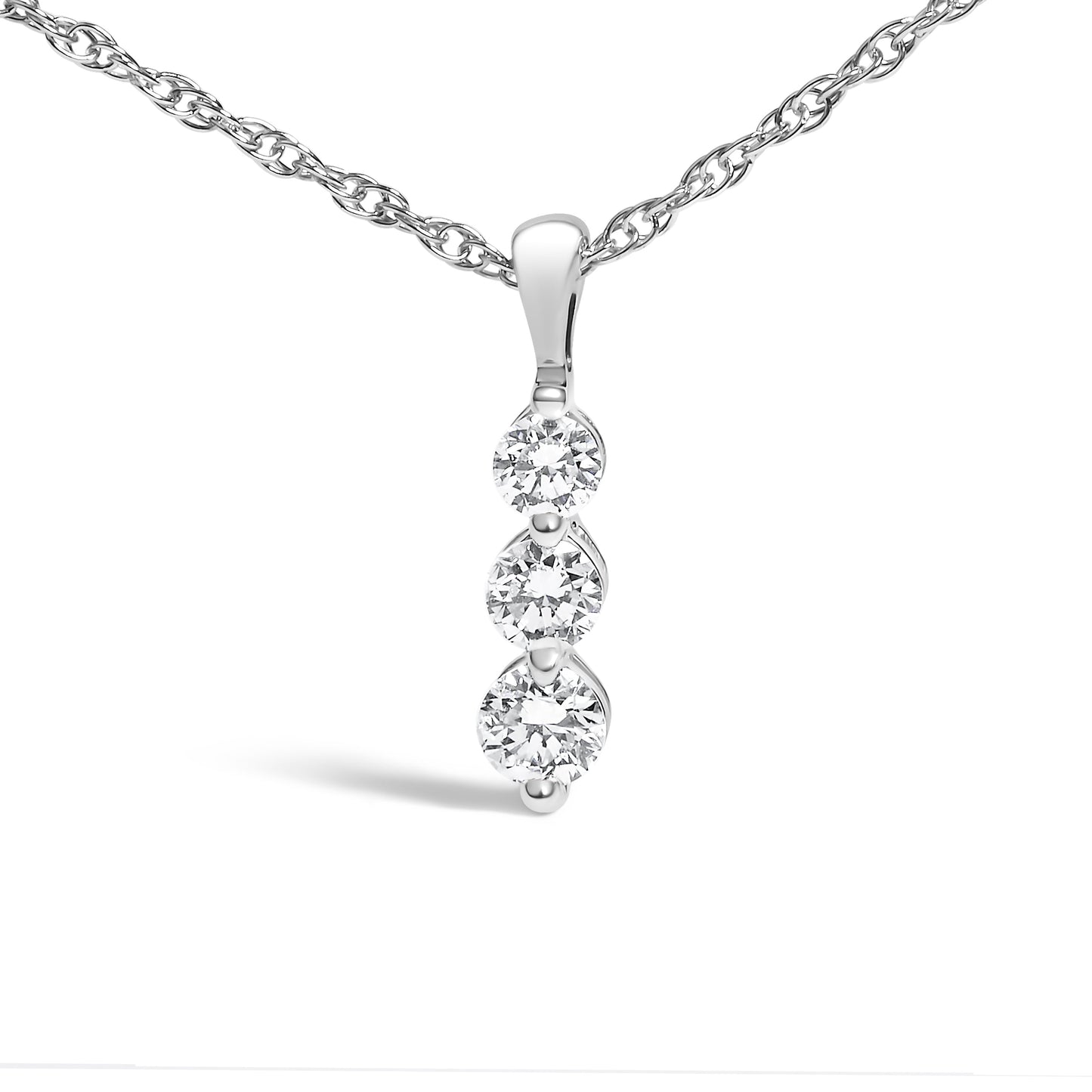 Collar con colgante de tres diamantes de plata de ley .925 con diamantes cultivados en laboratorio de 1/7 quilates - 18 pulgadas