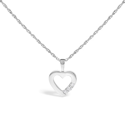 Collar con Colgante de Corazón de Tres Piedras de Diamante Creado en Laboratorio de Plata Fina de .925 de 1/4 Cttw - 18 Pulgadas