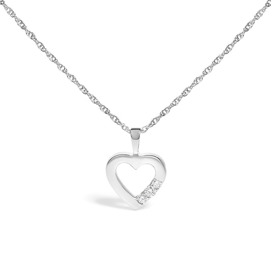 Collar con Colgante de Corazón de Tres Piedras de Diamante Creado en Laboratorio de Plata Fina de .925 de 1/4 Cttw - 18 Pulgadas
