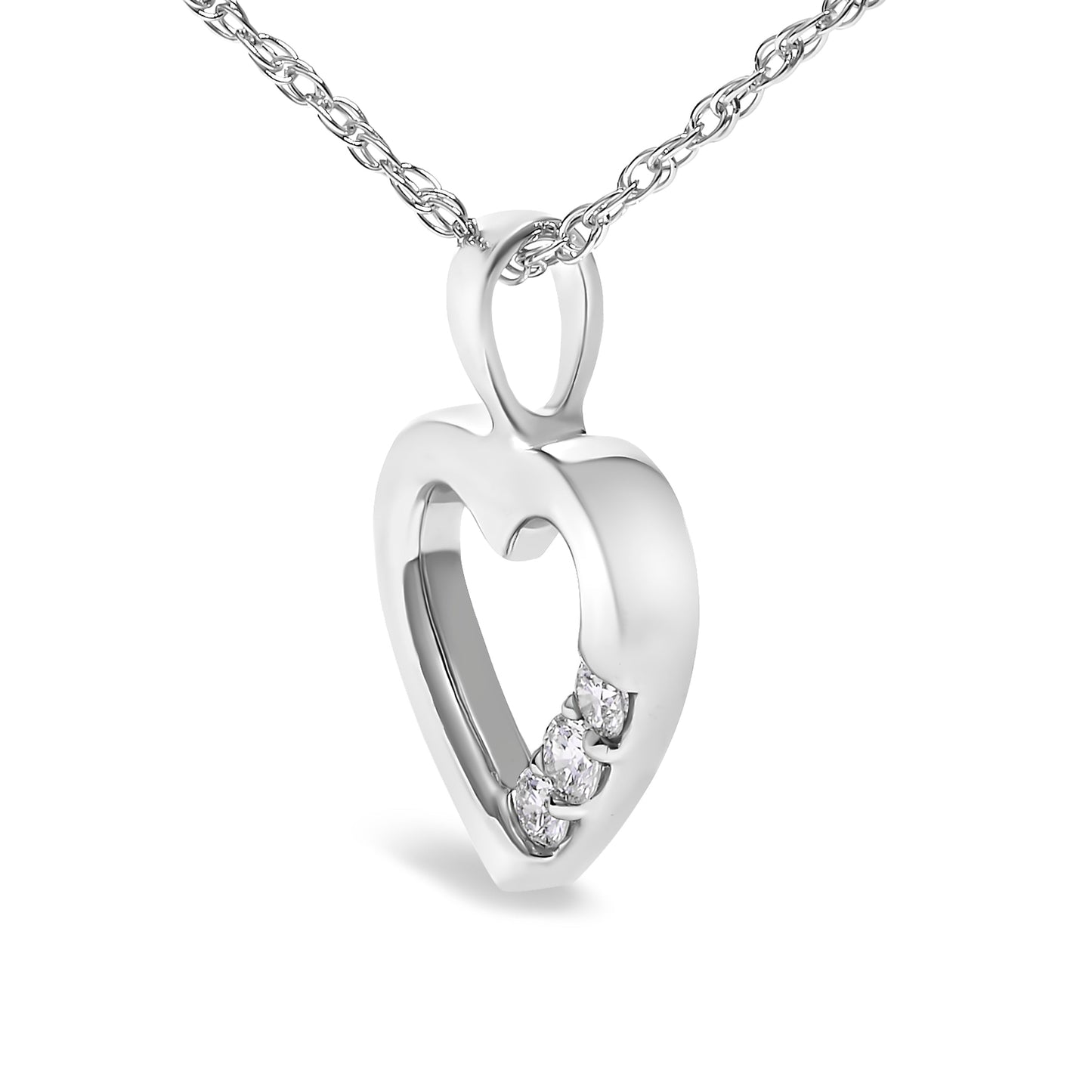 Collar con Colgante de Corazón de Tres Piedras de Diamante Creado en Laboratorio de Plata Fina de .925 de 1/4 Cttw - 18 Pulgadas