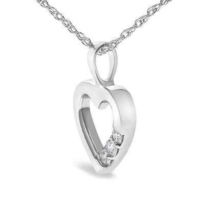 Collar con Colgante de Corazón de Tres Piedras de Diamante Creado en Laboratorio de Plata Fina de .925 de 1/4 Cttw - 18 Pulgadas