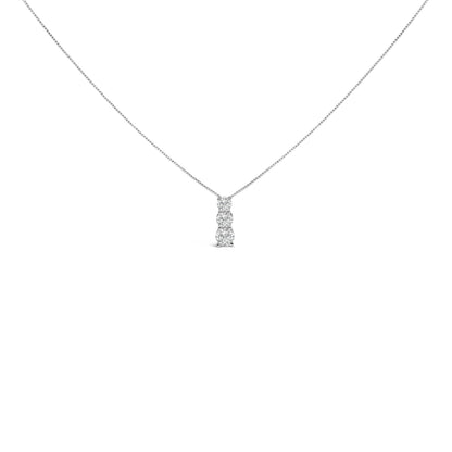 Collar con colgante de tres piedras con diamantes cultivados en laboratorio de 1/2 ct en oro blanco de 14K