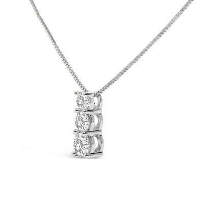 Collar con colgante de tres piedras con diamantes cultivados en laboratorio de 1/2 ct en oro blanco de 14K