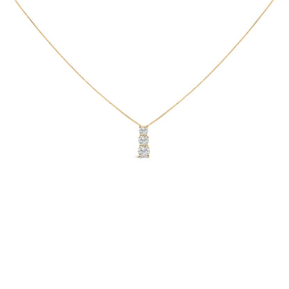 Collar con colgante de tres piedras con diamantes cultivados en laboratorio de 1/2 ct en oro blanco de 14K