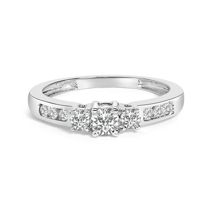 Anillo de oro blanco de 10K con diamante de 1/2 quilate de tres piedras