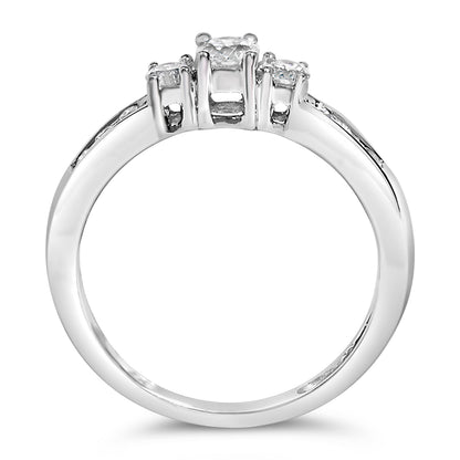 Anillo de oro blanco de 10K con diamante de 1/2 quilate de tres piedras