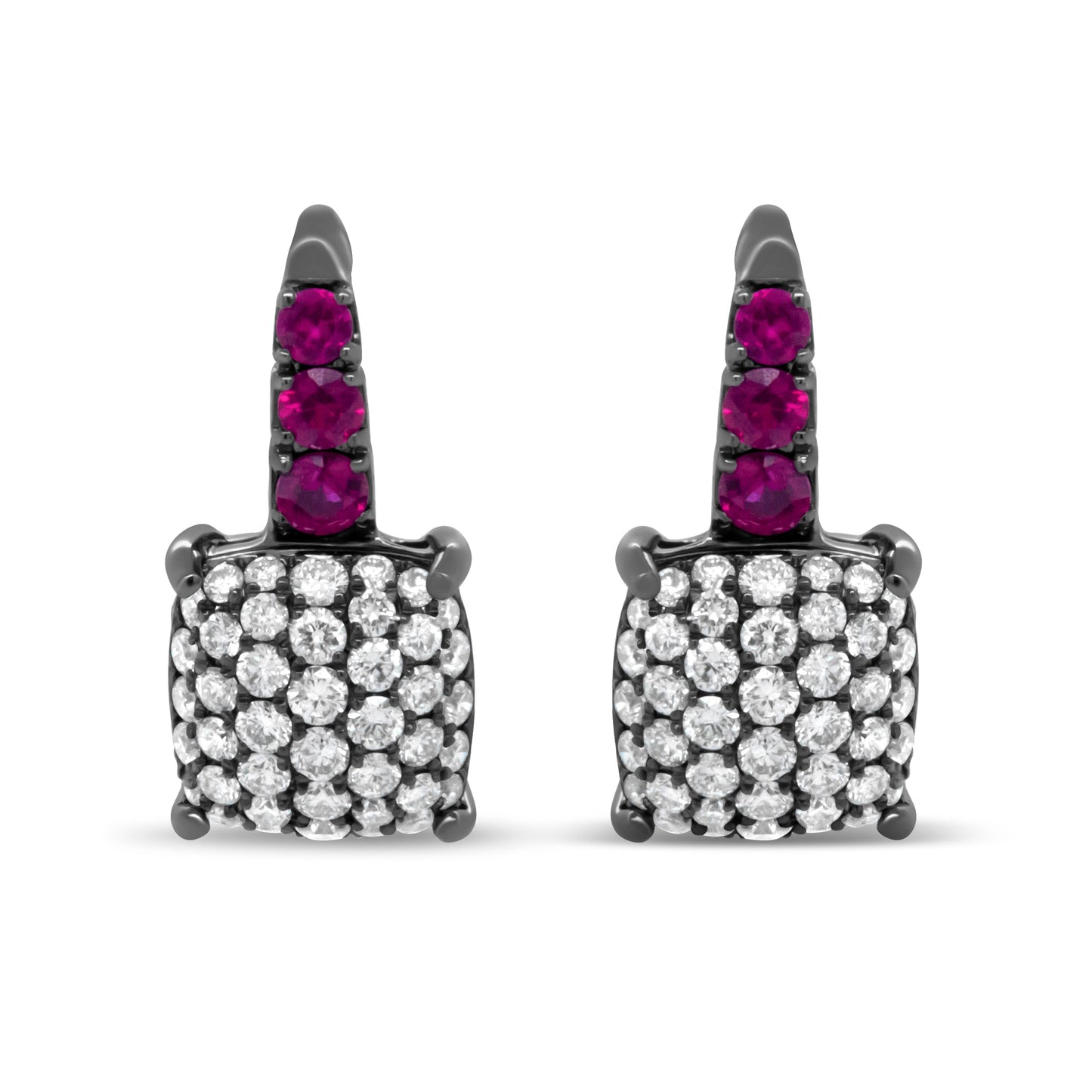 Pendientes colgantes de diamantes redondos y rubíes rojos graduados de 7/8 Cttw en oro blanco de 18 K chapado en rodio negro (color F-G, claridad VS1-VS2)