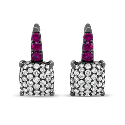 Pendientes colgantes de diamantes redondos y rubíes rojos graduados de 7/8 Cttw en oro blanco de 18 K chapado en rodio negro (color F-G, claridad VS1-VS2)