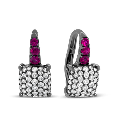 Pendientes colgantes de diamantes redondos y rubíes rojos graduados de 7/8 Cttw en oro blanco de 18 K chapado en rodio negro (color F-G, claridad VS1-VS2)